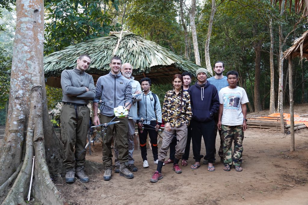 We join forces, on a mission to survey gibbons! Association Anoulak