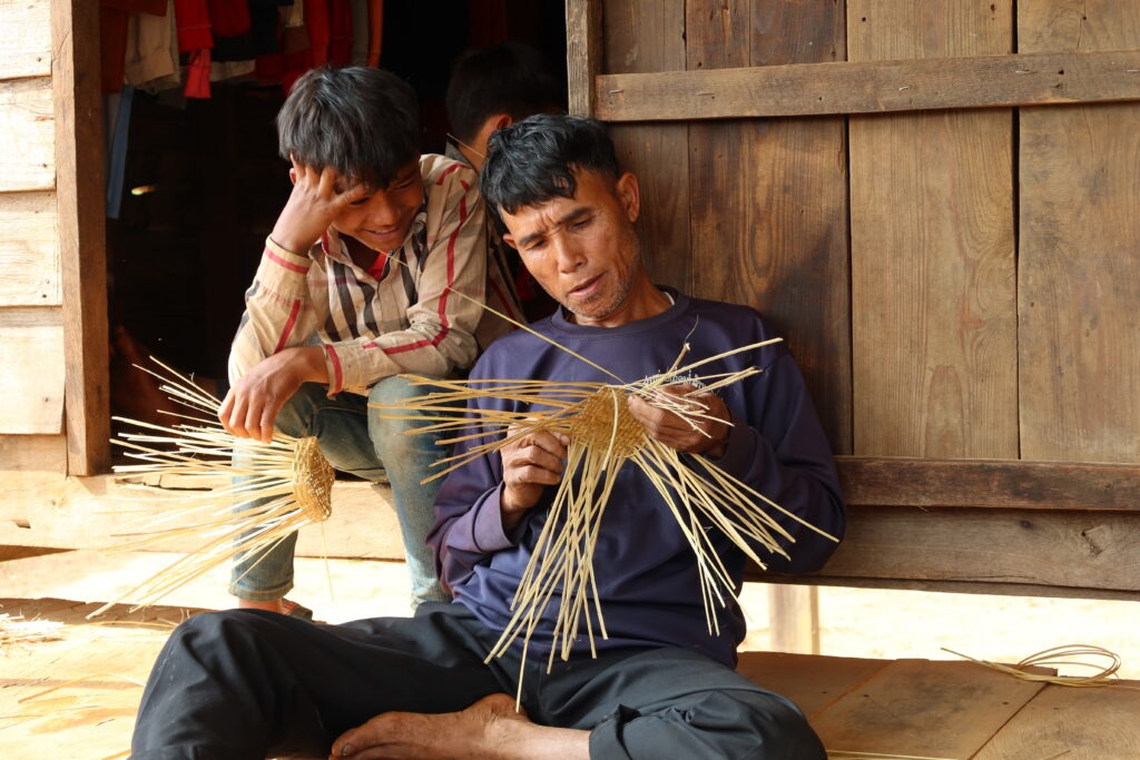 We support cultural transmission in Nakai-Nam Theun communities with intergenerational trainings on traditional crafting skills!